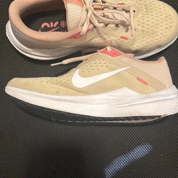 Nike Tan and White Running Shoes - Picture 2 of 9